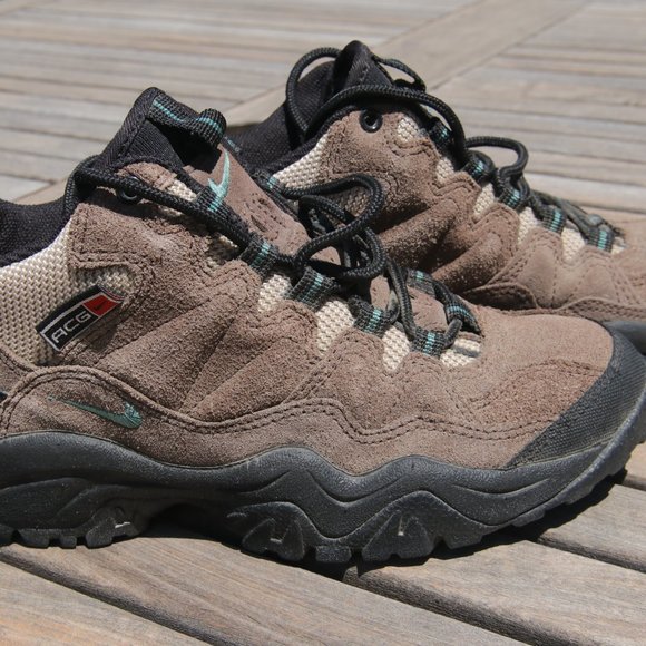 nike hiking shoes womens